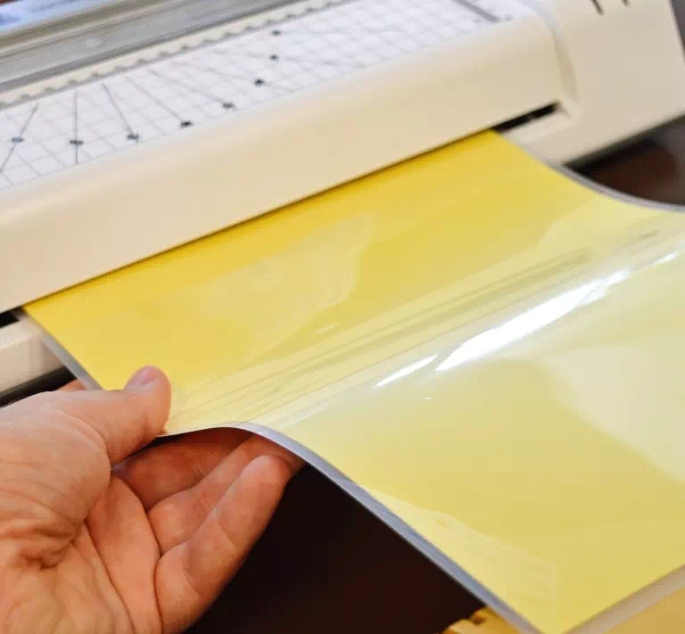 żółty zalaminowany papier